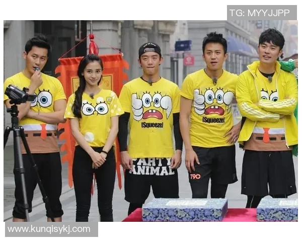 足球明星挑战芒果踢球趣味视频引发网友热议与欢笑